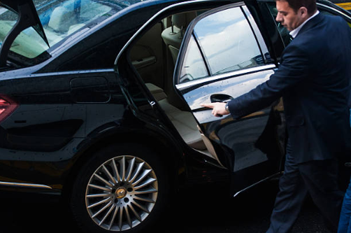Ouverture de porte — service chauffeur